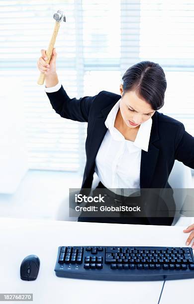 Angry 비즈니스 여자 때리기 컴퓨터 키보드 해머 파괴함에 대한 스톡 사진 및 기타 이미지 - 파괴함, 망치, 사무실