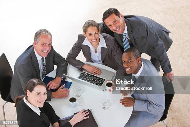 Retrato Vista Aérea Del Grupo De Negocios Trabajando En La Computadora Portátil Foto de stock y más banco de imágenes de Adulto