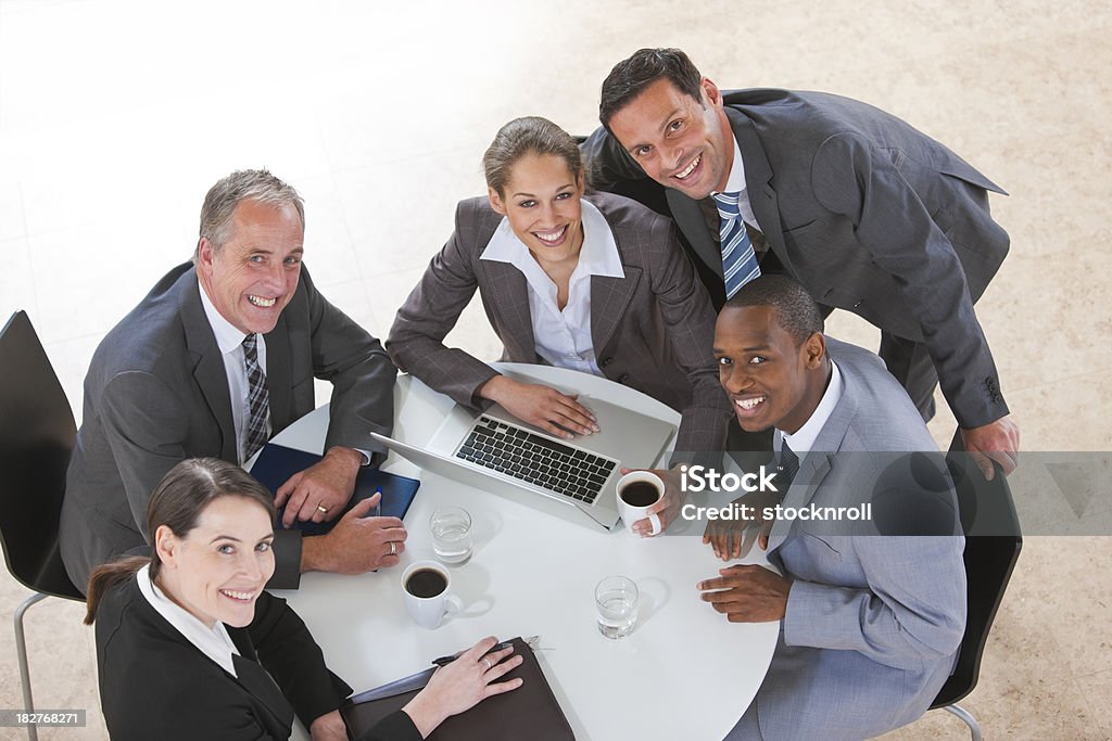 Retrato arial Vista do grupo de negócios trabalhando em um laptop - Foto de stock de Adulto royalty-free