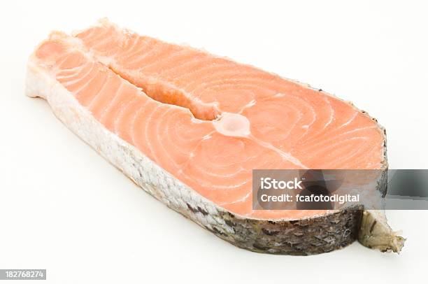 Filetto Di Salmone Crudo - Fotografie stock e altre immagini di Alimentazione sana - Alimentazione sana, Bianco, Cibi e bevande