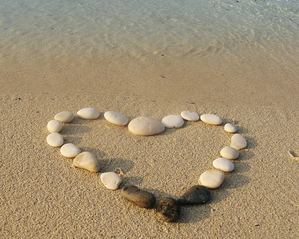amour sur le sable - eternity love stone heart shape photos et images de collection