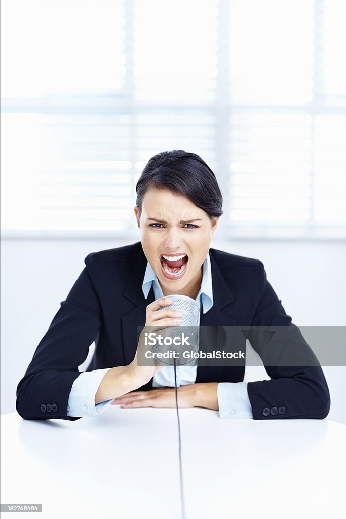 Frustrato donna urlare in un Telefono di latta - Foto stock royalty-free di 30-34 anni