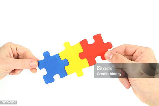 Drei Puzzleteile In Händen Stockfoto und mehr Bilder von Bunt - Farbton - Bunt - Farbton, Drei Gegenstände, Dreidimensional