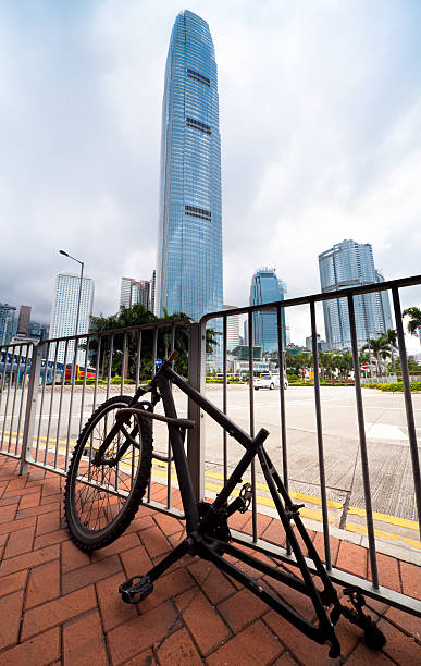 vélo rayé - hong kong bicycle china stealing photos et images de collection
