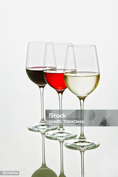 Drei Farben Wein Stockfoto und mehr Bilder von Alkoholisches Getränk - Alkoholisches Getränk, Blumenbouqet, Eingießen