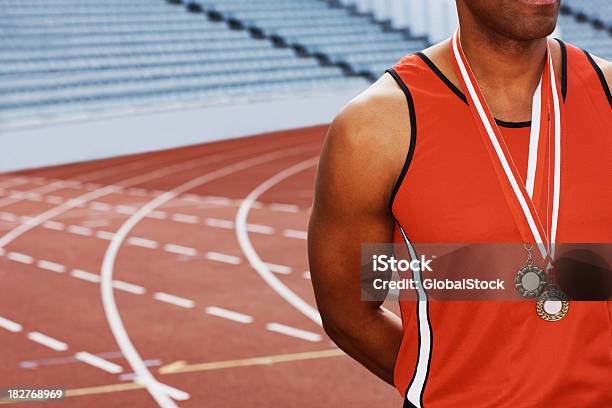 Atleta Hombre Con Dos Medallas Alrededor De Su Cuello Foto de stock y más banco de imágenes de Acontecimiento
