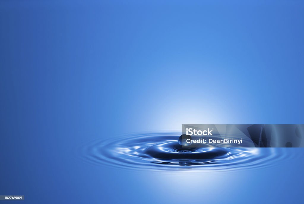 Primer plano de la acción de agua gota de agua en azul - Foto de stock de Abstracto libre de derechos