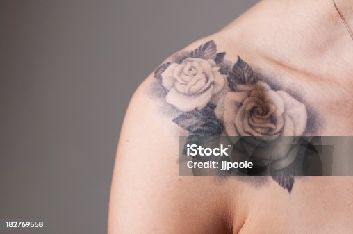 90+ Tatuaje Rosa Hombro Fotografías de stock, fotos e imágenes libres de derechos - iStock 90+ Tatuaje Rosa Hombro Fotografías De Stock, Fotos E Imágenes Libres De Derechos - Istock