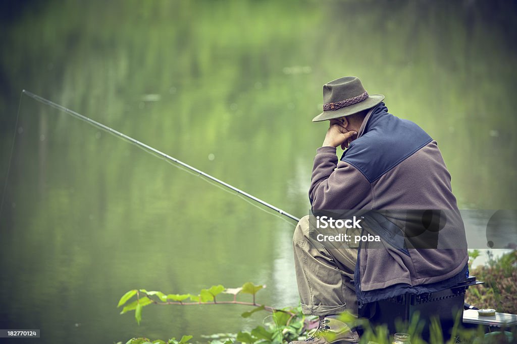 Senior pesca en el tranquilo entorno natural - Foto de stock de Pescador libre de derechos