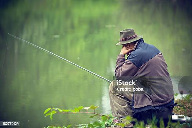 Старший Рыболовства В Тихом Уголке Природы — стоковые фотографии и другие картинки Рыболов - Рыболов, Ждать, Рыбак - роль человека