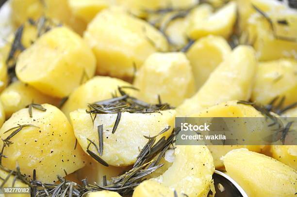 Kartoffeln Mit Rosmary Stockfoto und mehr Bilder von Abnehmen - Abnehmen, Bildhintergrund, Bildkomposition und Technik