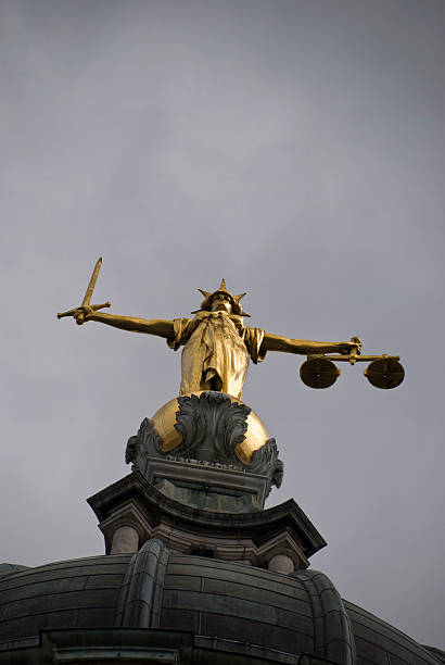 mauvais présage nuages de justice, l'old bailey - statue of justice symbol justice law photos et images de collection