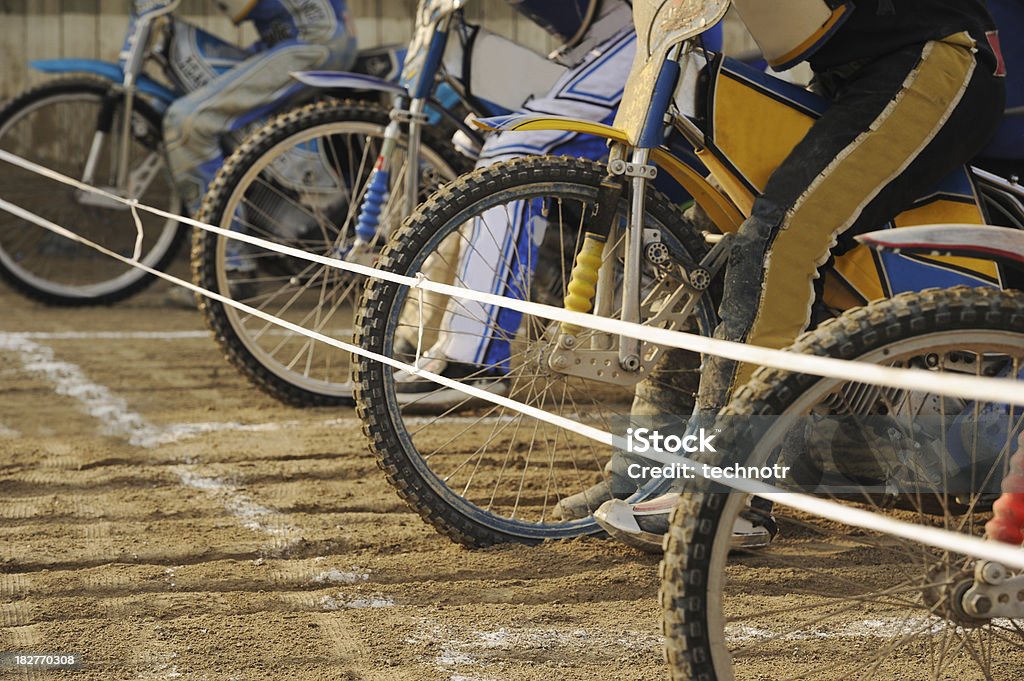 Speedway racers na początku - Zbiór zdjęć royalty-free (Motocykl)