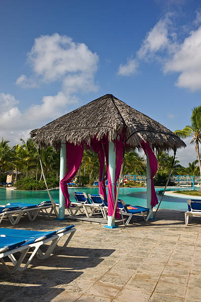 complejo turístico en el caribe - tourist resort apartment swimming pool caribbean fotografías e imágenes de stock