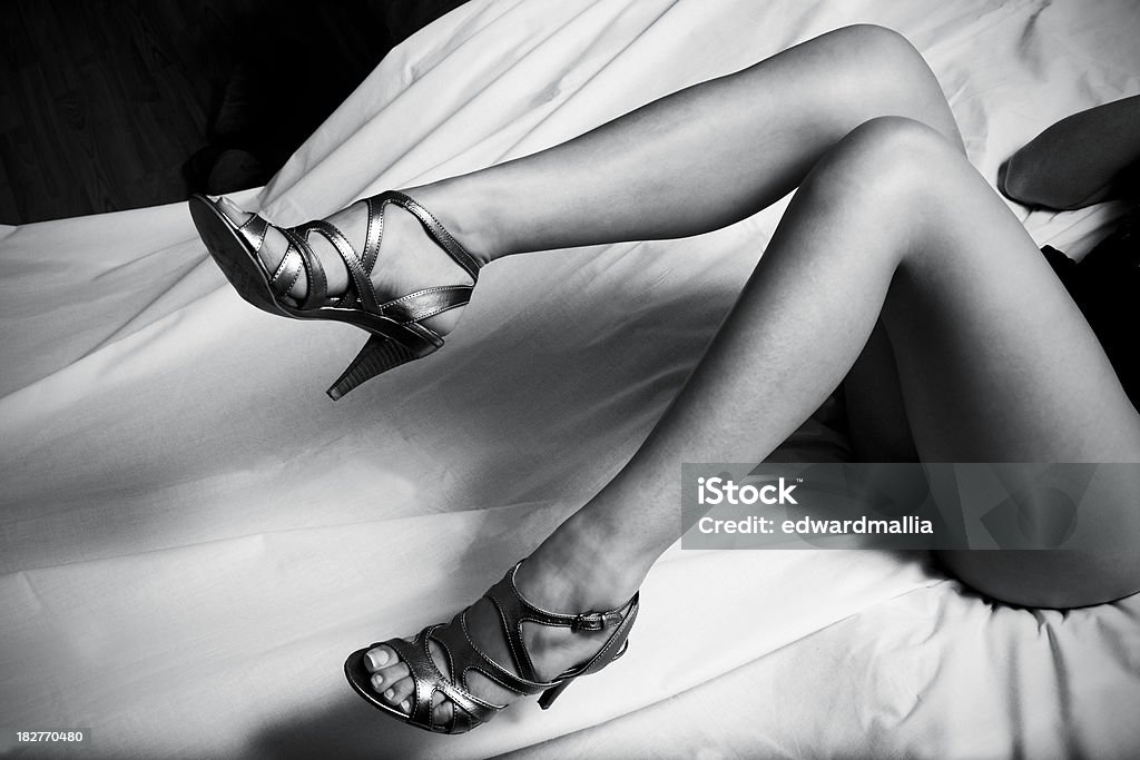 Sexy pernas da mulher na cama em preto e branco - Royalty-free Nu Foto de stock