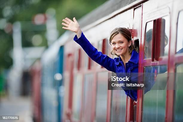 Winken Auf Wiedersehen Stockfoto und mehr Bilder von Eisenbahn - Eisenbahn, Winken, Fenster