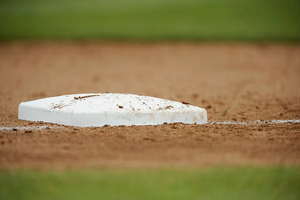 base di baseball - baseball infield baseline close up foto e immagini stock