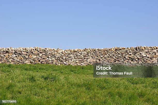 Muro Di Pietra A Secco - Fotografie stock e altre immagini di Arenaria - Roccia sedimentaria - Arenaria - Roccia sedimentaria, Barriera, Cielo