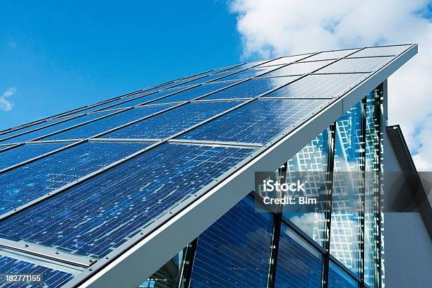 Painéis Solares No Telhado Contra O Céu Nublado - Fotografias de stock e mais imagens de Painel Solar - Painel Solar, Exterior de edifício, Indústria de construção