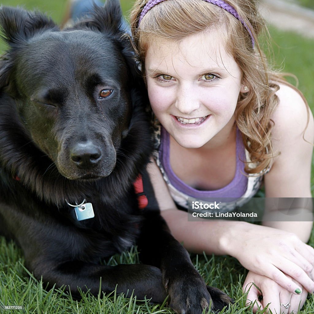 Zwinkern Hund und Lächeln Mädchen - Lizenzfrei Auf dem Bauch liegen Stock-Foto