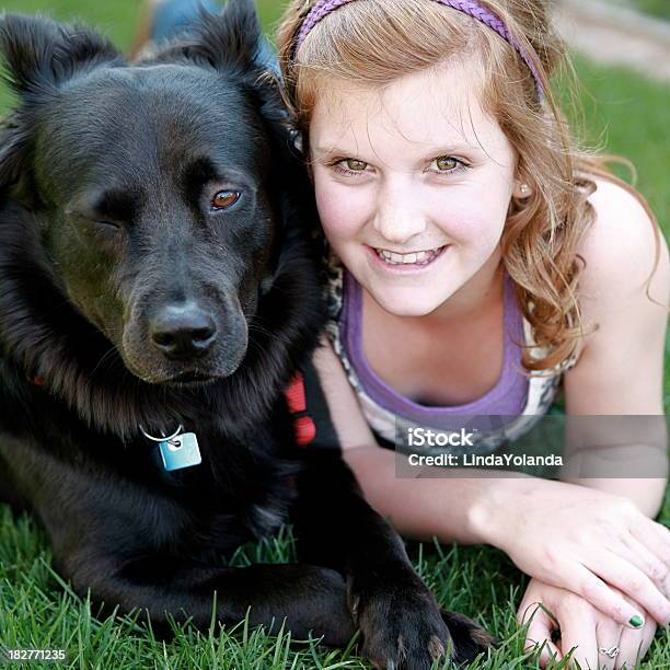 Zwinkern Hund Und Lächeln Mädchen Stockfoto und mehr Bilder von Auf dem Bauch liegen - Auf dem Bauch liegen, Blick in die Kamera, Eine Person