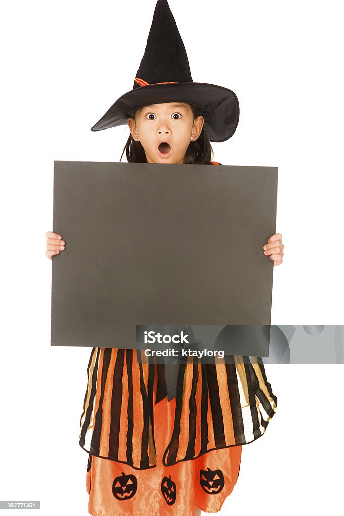 Удивленная ведьма держит черный знак - Стоковые фото 6-7 лет роялти-фри
