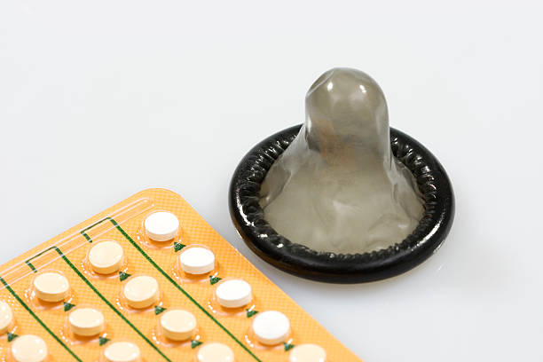 블랙 콘돔, 약품 열성수포 - contraceptive sex education birth control pill condom 뉴스 사진 이미지