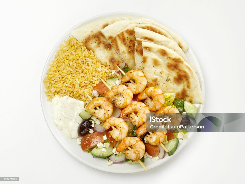Camarón Souvlaki con una ensalada griega con pan, arroz y - Foto de stock de Aceituna negra libre de derechos