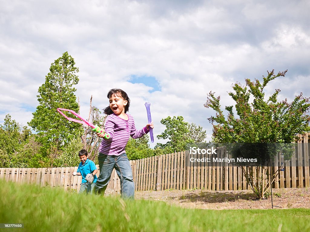 Les enfants s'amuser dans le jardin - Photo de Courir libre de droits