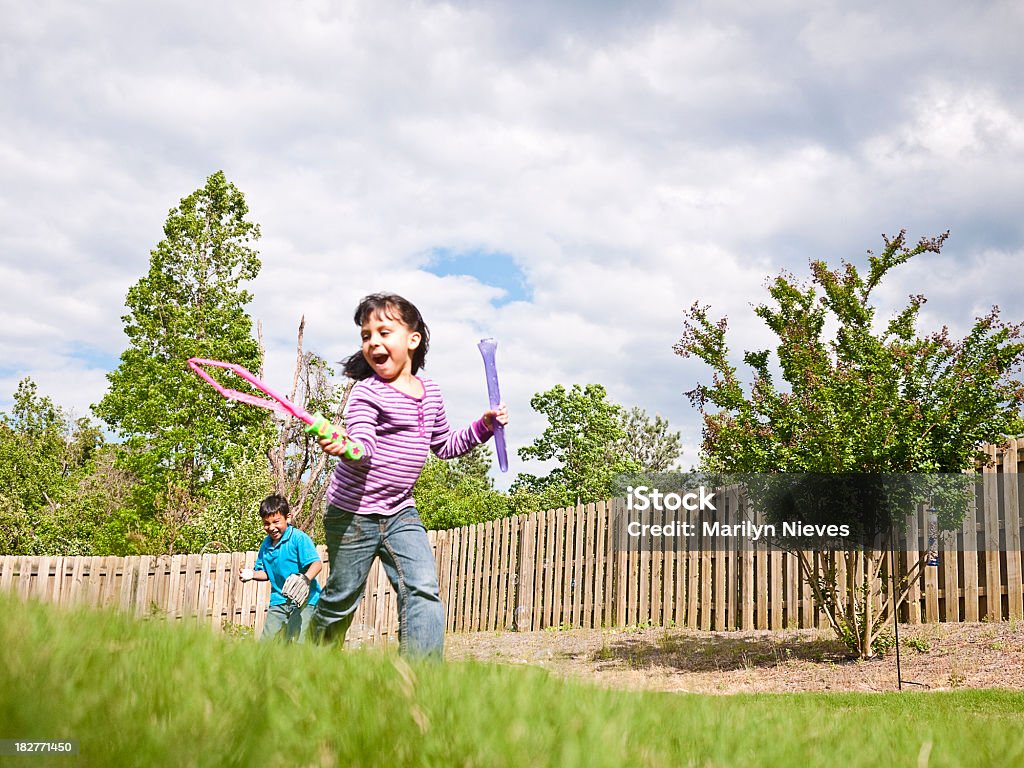 Crianças se divertindo no quintal - Foto de stock de Correr royalty-free