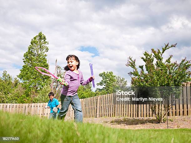 Дети Веселятся В Заднем Дворе — стоковые фотографии и другие картинки Бегать - Бегать, Девочки, Мыльные пузыри