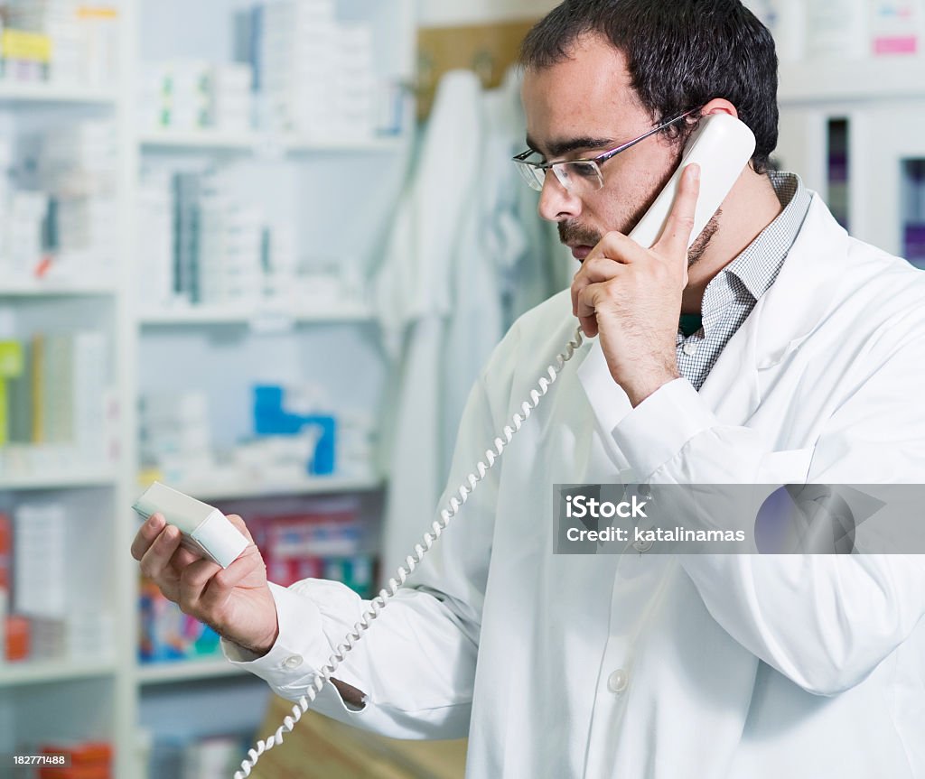 Farmacéutico Consultar en el teléfono - Foto de stock de Adulto libre de derechos