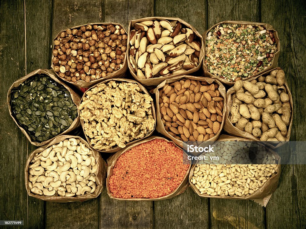Variedad de tuercas - Foto de stock de Alimento libre de derechos