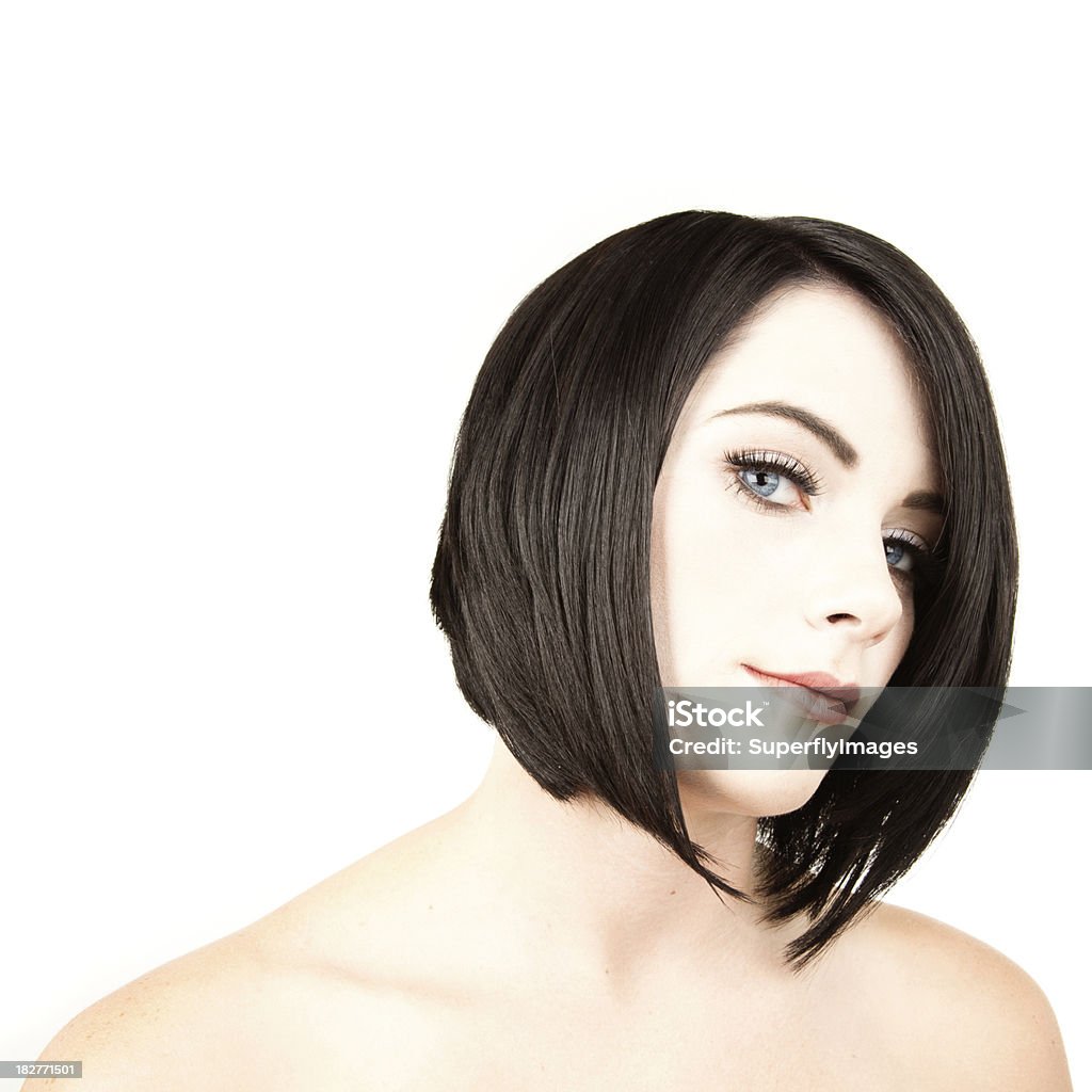 Belle jeune femme avec coupe de cheveux courte et des yeux bleus. - Photo de Adulte libre de droits