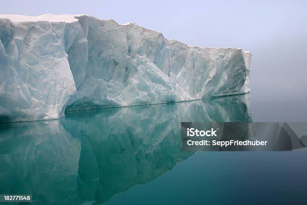 Iceberg Flotando Con Reflejo En El Ártico Ozean Foto de stock y más banco de imágenes de Franz Josef Land - Franz Josef Land, Agua, Azul