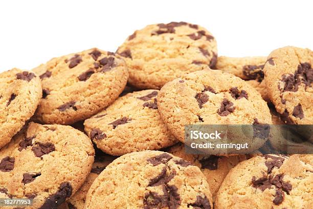 Bolachas Pepitas Chocolate Contra Branco Pilha - Fotografias de stock e mais imagens de Assado no Forno - Assado no Forno, Biscoito de Chocolate, Bolacha