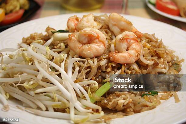 Pad Thai - Fotografie stock e altre immagini di Cibi e bevande - Cibi e bevande, Composizione orizzontale, Cucina tailandese