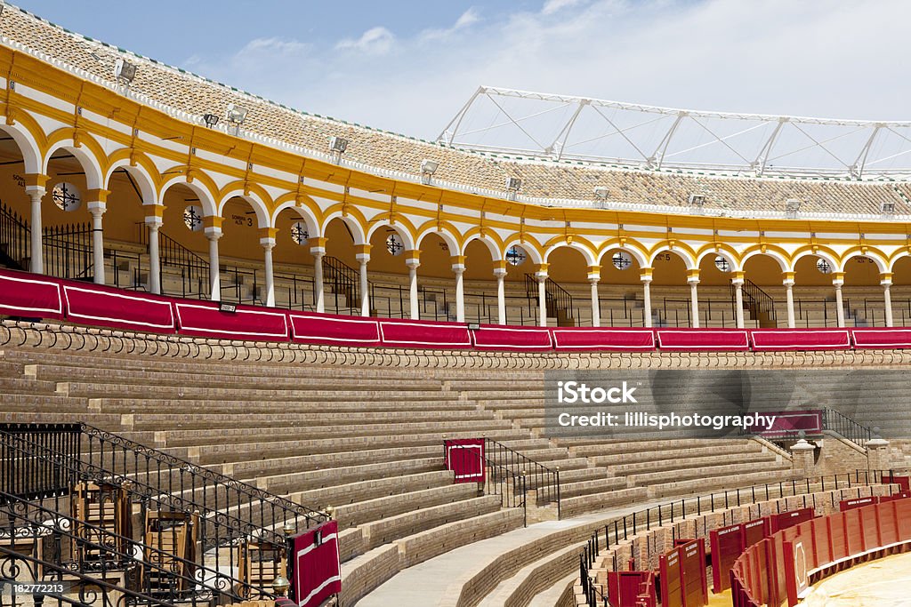 Corrida all'Arena di Siviglia, Spagna - Foto stock royalty-free di Ambientazione esterna