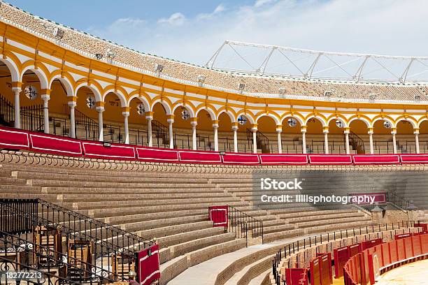 Corrida Allarena Di Siviglia Spagna - Fotografie stock e altre immagini di Ambientazione esterna - Ambientazione esterna, Andalusia, Arco - Architettura
