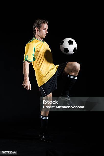Foto de Copa Do Mundo e mais fotos de stock de Fundo preto - Fundo preto, Jogador de Futebol, Adulto