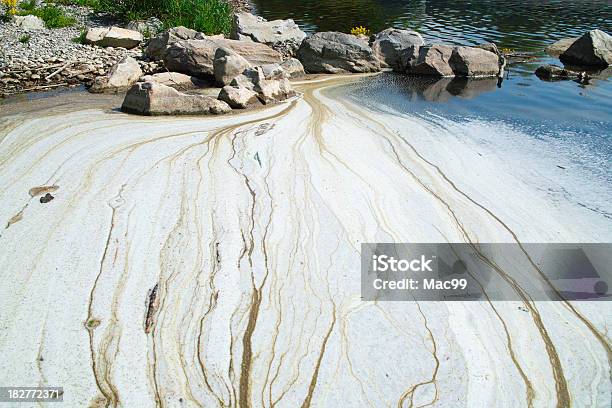 Contaminación De Aguas Foto de stock y más banco de imágenes de Derrame de petróleo - Derrame de petróleo, Río, Accidentes y desastres