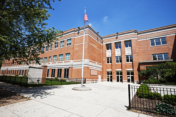 edificio escolar en west ridge, de chicago - american flag architectural feature architecture chicago fotografías e imágenes de stock