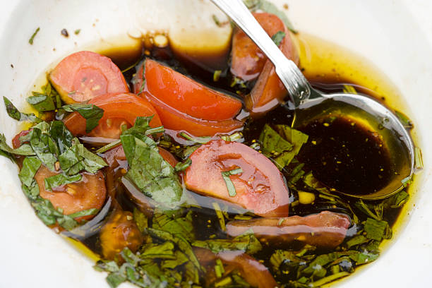 トマトとバジルのサラダ - balsamic vinegar vinegar salad spoon ストックフォトと画像