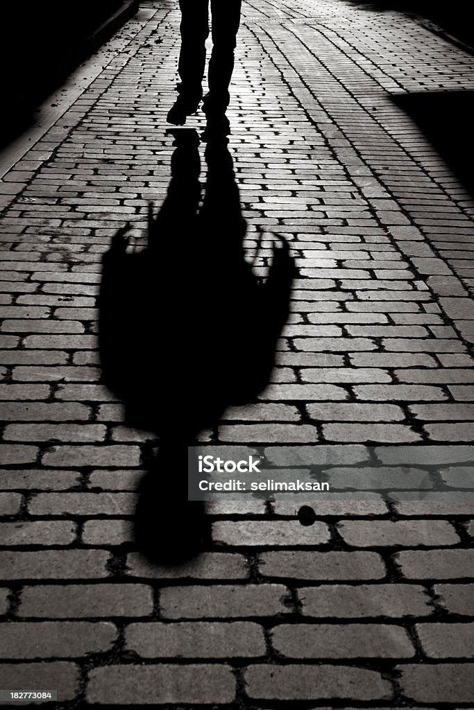 ブラックとホワイトの濃淡 Man Walking On 歩道 - 孤独のロイヤリティフリーストックフォト