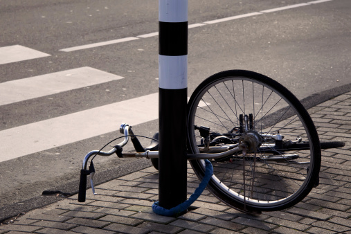 Abandoned bicycle chained to a traffic light post (XL)