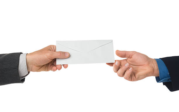 mano pasando carta aislado en blanco - letter k fotografías e imágenes de stock