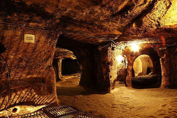 Kaymakli cidade subterrânea túnel escadas Capadócia Turquia - foto de acervo