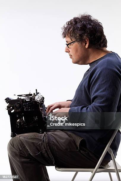 Hombre Sentado Con Una Máquina De Escribir En Su Computadora Foto de stock y más banco de imágenes de Adulto