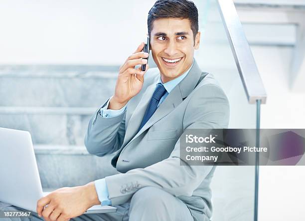 행복함 사업가 스피킹 On 휴대폰 동시에 계단 20-29세에 대한 스톡 사진 및 기타 이미지 - 20-29세, 25-29세, 계단