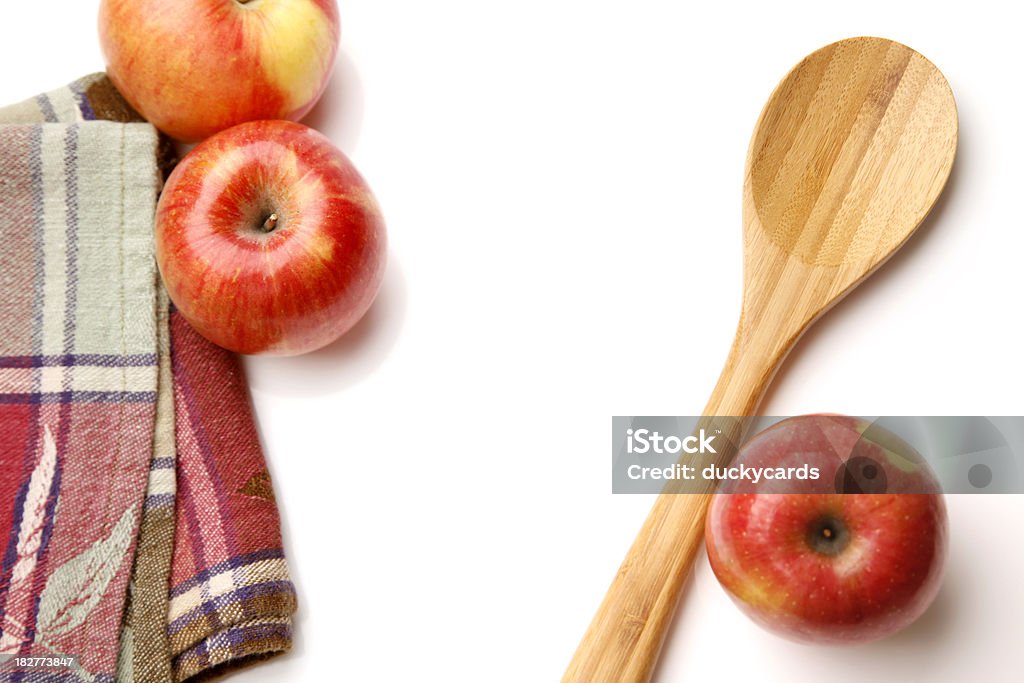 Cucchiaio di legno e di mele su sfondo bianco - Foto stock royalty-free di Articoli casalinghi